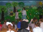 Śpiewają uczennice Szkoły Podstawowej w Łasinie